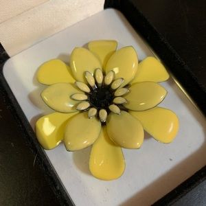 VINTAGE Daisy Pin Brooch Yellow Enamel on Metal